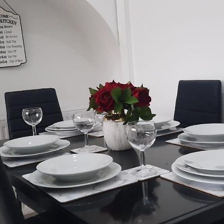 Stylish And Homey 3 Bedroom House With Free Parking & Wi-Fi Minworth Exterior photo
